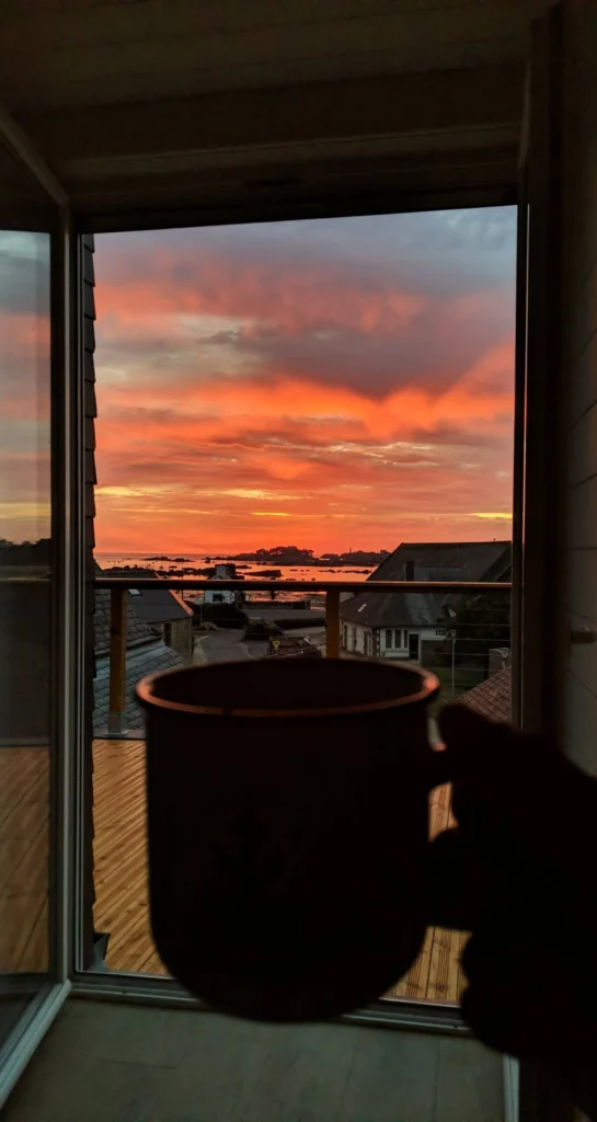 Le café du matin face au lever du soleil