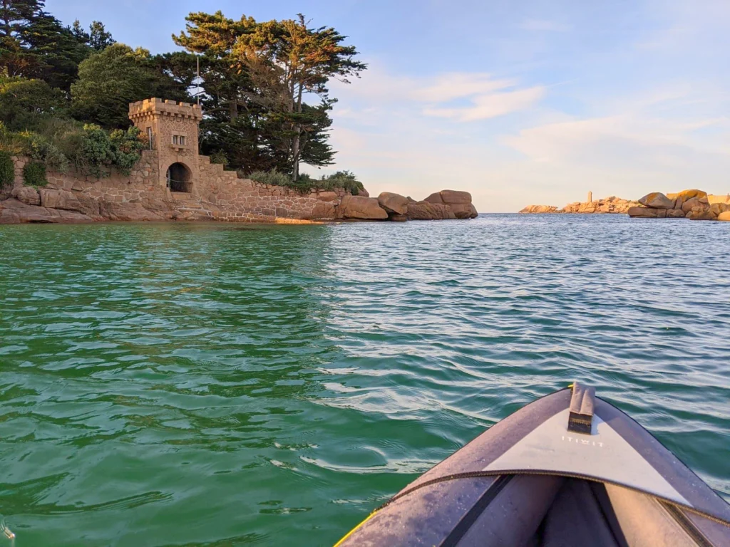 Le château de Costaérès, vu depuis un kayak