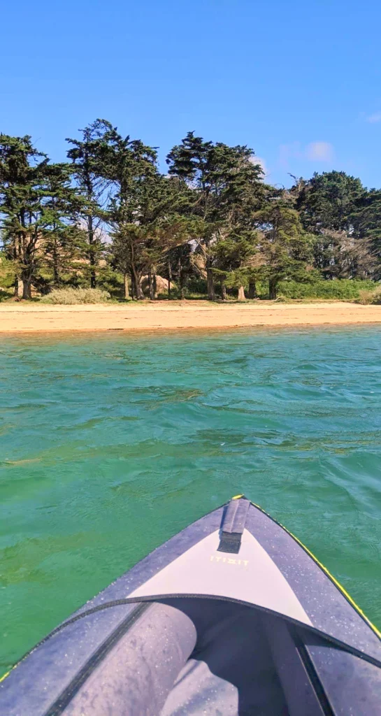 En kayak dans une crique aux eaux turquoise