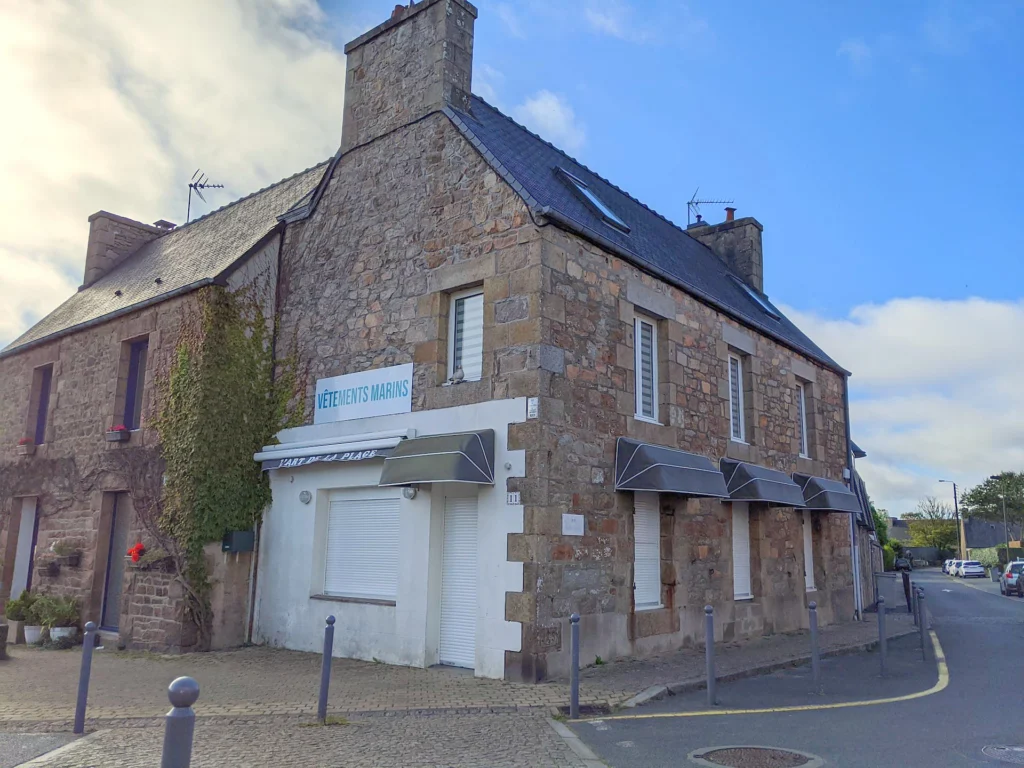 La maison côté sud, au cœur du bourg de Trégastel