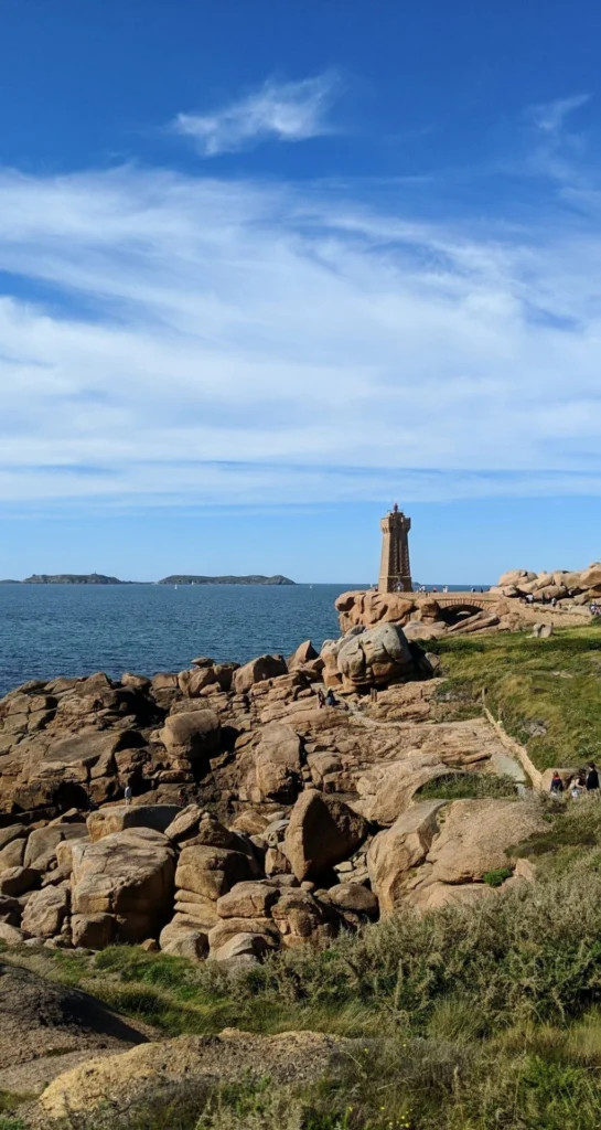 Le phare de Ploumanac'h au milieu des rochers de granit rose