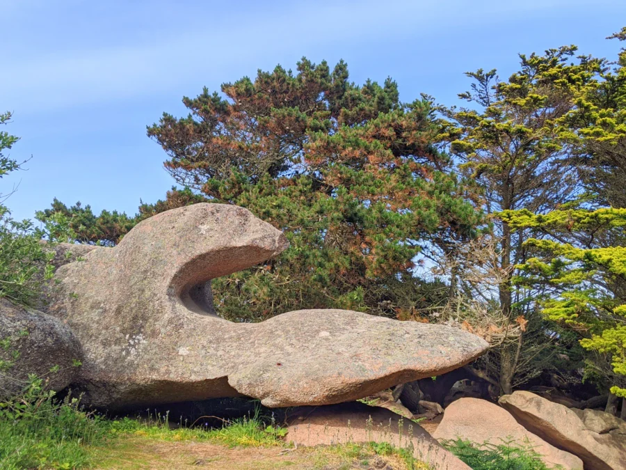 Un rocher sculpté par le vent, sur le sentier côtier