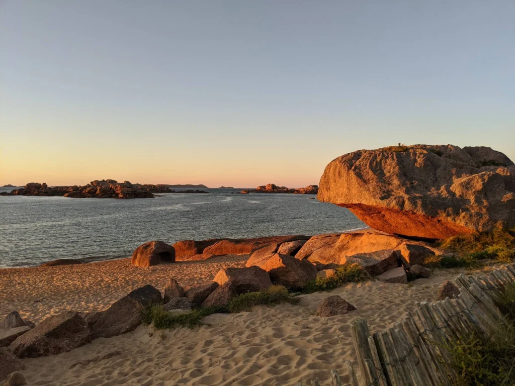 Rochers de granit rose au soleil couchant