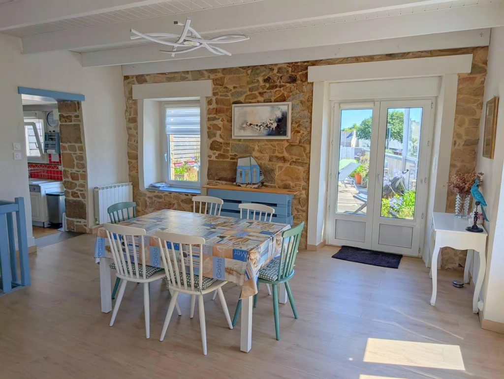 La table à manger, ouverte sur la terrasse