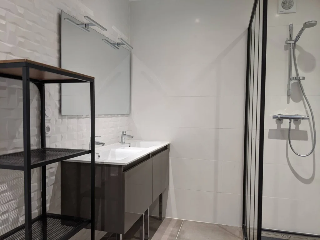 La salle de bain rénovée, douche à l'italienne