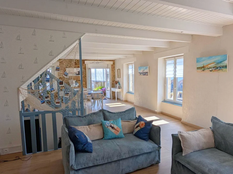 Das große, helle Wohnzimmer mit Sitz- und Essbereich