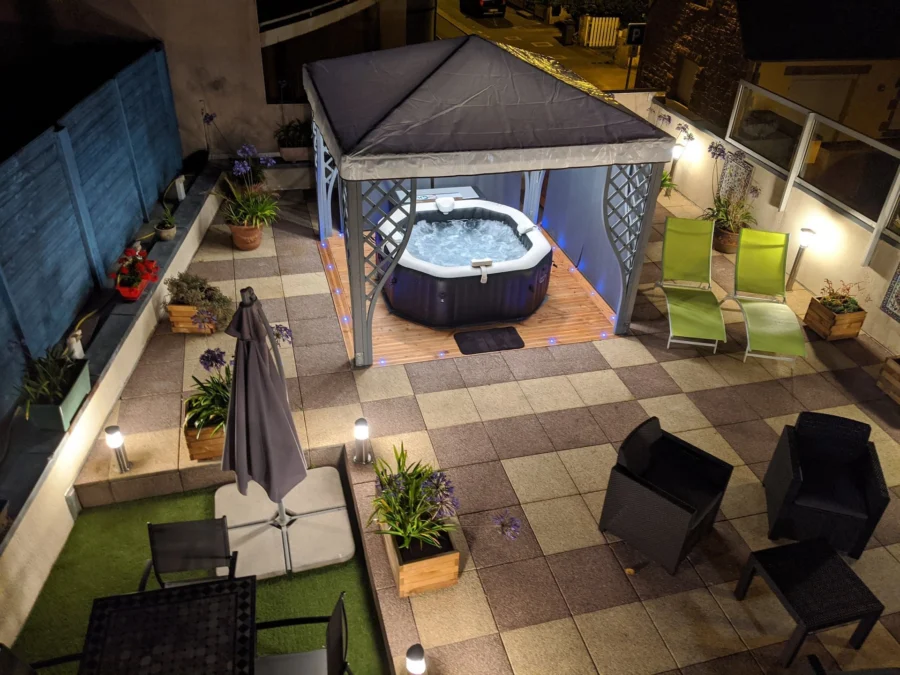 Der Whirlpool mit Düsen bei Einbruch der Nacht