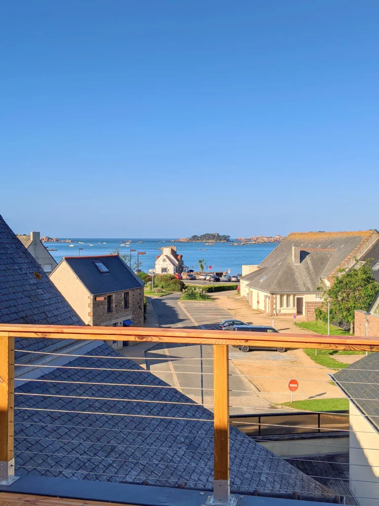 La terrasse vue mer de la chambre, à l'étage