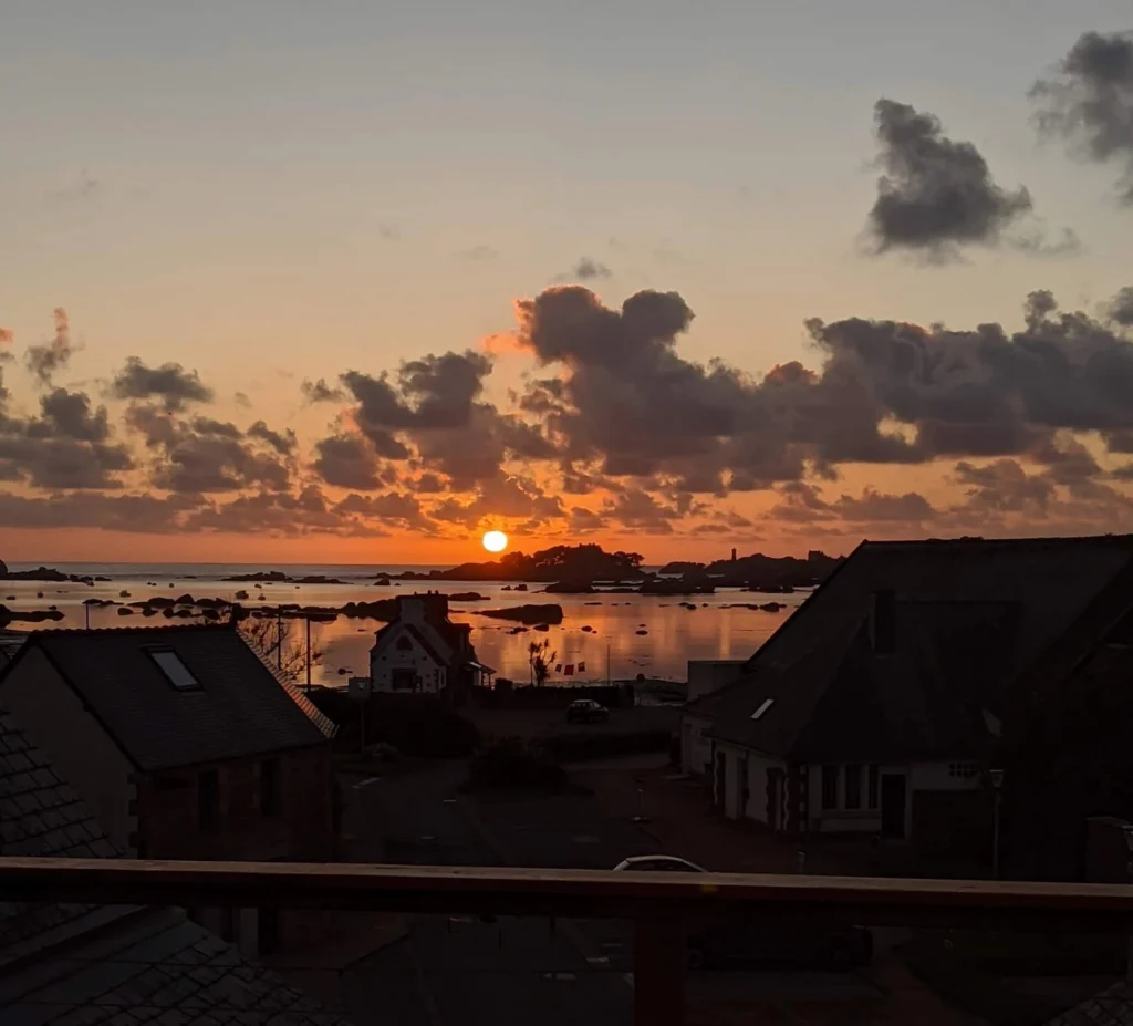 Vue depuis la terrasse sur Costaérès, le phare de Ploumanac'h et la baie Sainte-Anne