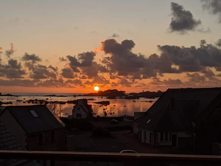 Vue depuis la terrasse sur Costaérès, le phare de Ploumanac'h et la baie Sainte-Anne